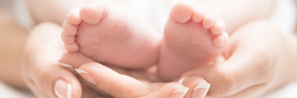 出産直後の赤ちゃんの小さな足