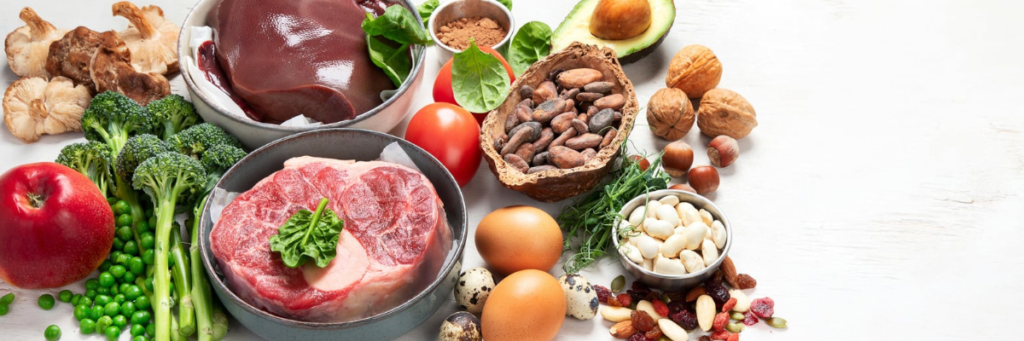 鉄分が多い食材を並べた写真｜レバー・赤身肉・卵・野菜・ナッツ