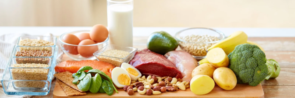 たんぱく質が豊富な食材を並べた写真｜赤身肉・鶏肉・卵・サーモン・ナッツ・野菜・穀物