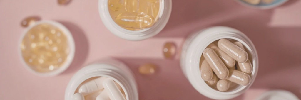 産後・授乳中ママ向けサプリメントのイメージ写真｜カプセルタイプのサプリが並んだ写真